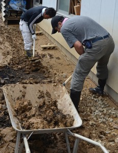 土砂撤去は重労働に