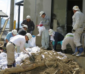 多くの仲間が土砂かき出しや土砂に埋もれた家具の搬出などに動く